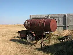 Matériel agricole rouillé près des Badlands.
