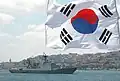 Le ROKS Chungmugong Yi Sun-shin  participant à la croisière du Groupe d’entraînement de la marine de la république de Corée, le 30 juillet 2005.