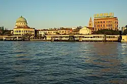 Le terminal des vaporettivu de la lagune de Venise.