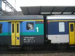 Comparaison entre une voiture de 1re&nbsp;classe VU II à gauche et VU I à droite