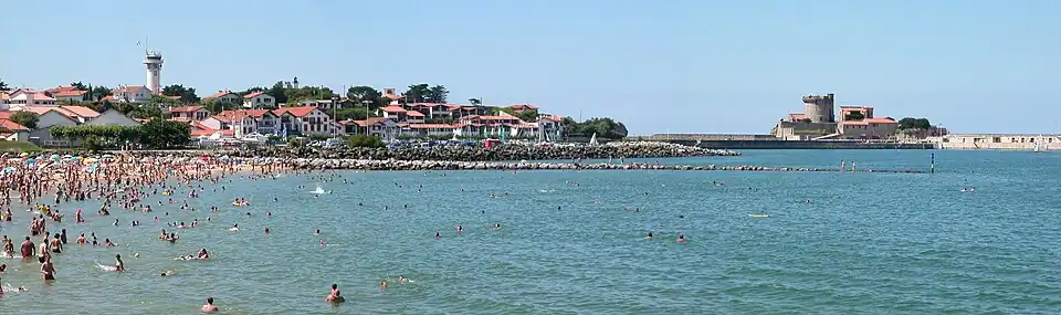 La mini-jetée de pierres en premier plan protège l'embouchure de l'Untxin, dont le parcours sur la commune de Ciboure commence à quelques mètres avant le premier arbre vu sur la gauche de la photo. Avant ce point, il coule sur la commune d'Urrugne