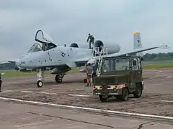 A-10 Thunderbolt II de l'US Air Force et tracteur de la base.