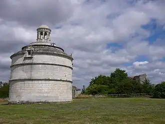 Le pigeonnier et l'abbaye de Montierneuf.