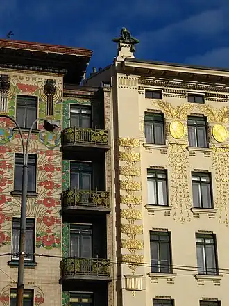 La travée de balcons qui sépare la maison de sa voisine, la Musenhaus.