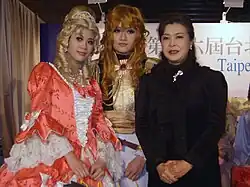 Photographie couleur de trois femmes.