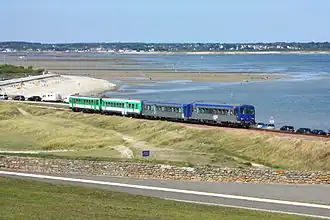 Deux X 2100 encadrant deux remorques XR 6000 passent au niveau de l'isthme de Penthièvre, entre Auray et Quiberon.