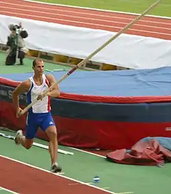 Photo de Romain Mesnil lors sa prise d’élan.