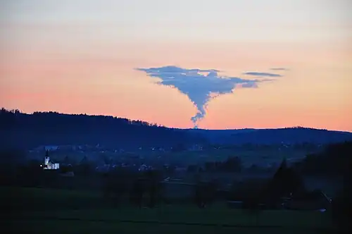 Système de refroidissement de la centrale nucléaire de Leibstadt (Suisse) entraînant la formation d'un nuage solitaire, artificiel.