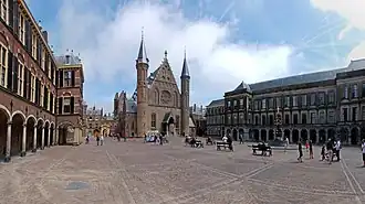 Vue globale de la Binnenhof, avec la Ridderzaal, la&nbsp;salle des chevaliers.