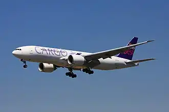 Un Boeing 777 cargo de Thai Cargo en phase d'atterrissage.