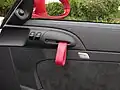Poignée de porte intérieure en toile légère d'une Porsche 911 GT3 RS de 2010.