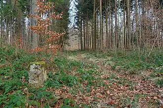 Borne frontière franco-suisse. À gauche la France, à droite la Suisse.
