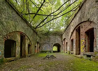 Fort d'Arches, la cour intérieure avec, de chaque côté, le casernement de paix. Photo : Thomas Bresson