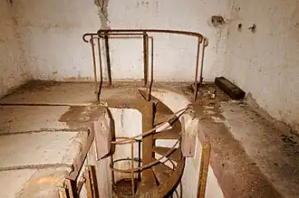 Détail d'un escalier hélicoïdal à proximité d'un des 2 monte-charges.