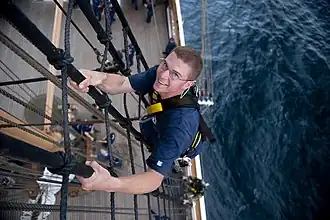 Gabier sur les haubans (garde-cote américain en formation).