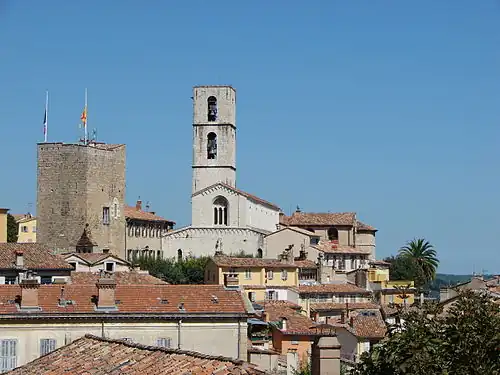 la vieille ville avec la cathédrale Notre-Dame du Puy de Grasse au centre.