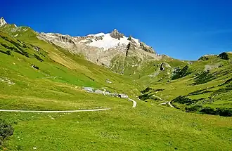 À droite le col de la Seigne, sous l’aiguille des Glaciers.