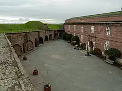 Cour d'honneur de la citadelle et caserne Haxo.