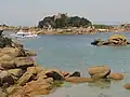 L'île de Costaérès et son château vus depuis la plage de Saint-Guirec.