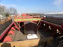 Le pont inférieur avec les affuts des canons en place.