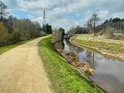 Coulée verte du canal et écluse.