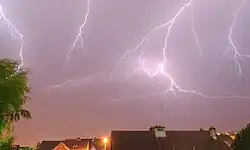 Plusieurs éclairs de couleur blanche dans le ciel.