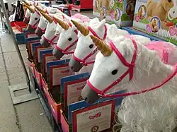 Jouets licornes avec du rose et du blanc