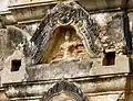 Détail du prang: Kala (Rahu) au-dessus d'un bas-relief de Bouddha.