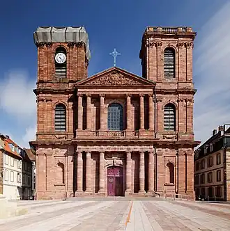 Vue de face de la cathédrale Saint-Christophe.