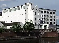 Blanchisserie et caves à bassin