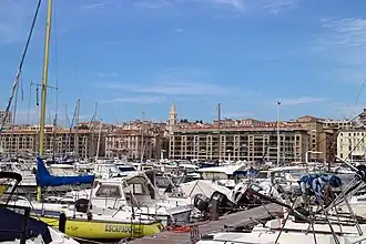 Immeuble des 42-66 quai du Port et Hôtel de ville.