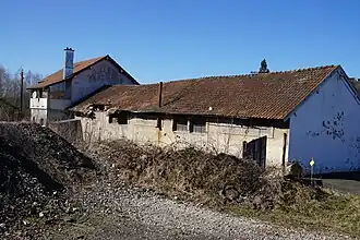 Un long bâtiment délabré.