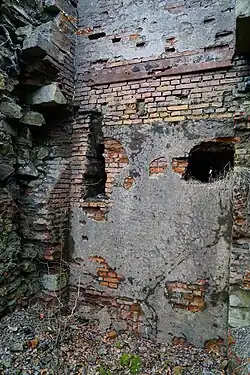 Mur de pierre et de briques.