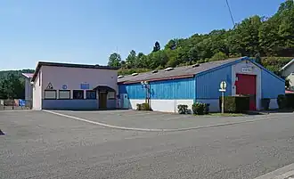 Vue de hangars et garages municipaux.