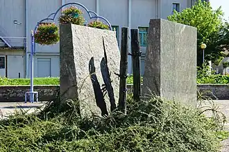 Bloc fondu en deux par des prêles métalliques.