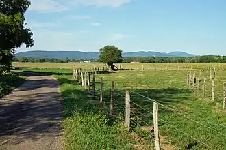 La plaine de Roye s'étend entre le village et La Côte. Le massif des Vosges est visible à l'horizon.