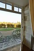 porte-fenêtre du salon-bibliothèque : 3 dessins à fresque du miroir d'eau en contrebas du jardin on aperçoit le miroir d'eau