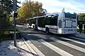 Un bus de la ligne &nbsp; dans le couloir de bus à l'arrêt Interpol, vue vers le sud, en 2015.