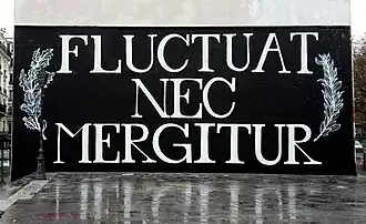 À l'angle du quai de Valmy et de la rue Jean-Poulmarch