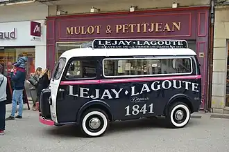 Décoration publicitaire d'une liqueur dijonnaise