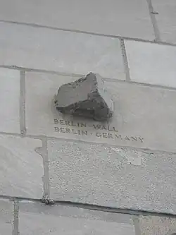 Morceau du mur de Berlin.