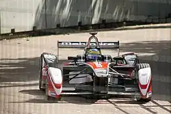 Photo vue de devant d'une monoplace noire, rouge et blanche