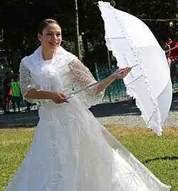 Une danseuse portant un traje de mestiza moderne lors du 2015 lors d'un Festival philippin