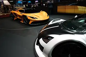 Vue d'un Apollo Arrow, avec au premier plan une Gumpert Apollo.