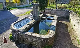 Fontaine-lavoir.