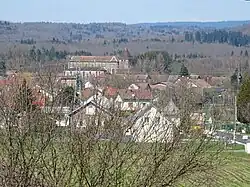 Photo couleur d'un bourg dans un repli de terrain.