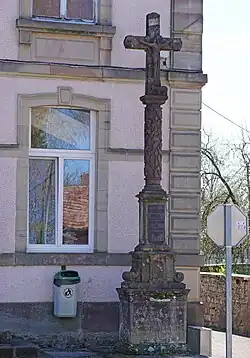 Haute croix en pierre.