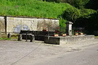 Une fontaine.