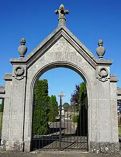 L'entrée du cimetière.
