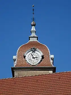 Clocher comtois avec horloge.